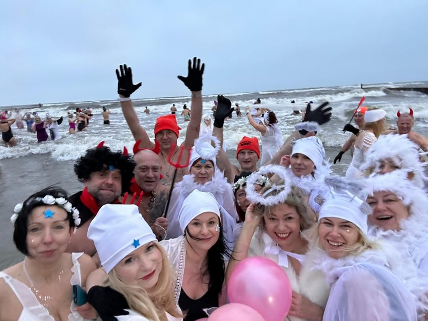 Na zdjęciu widać morsy z Wrocławia w Mielnie