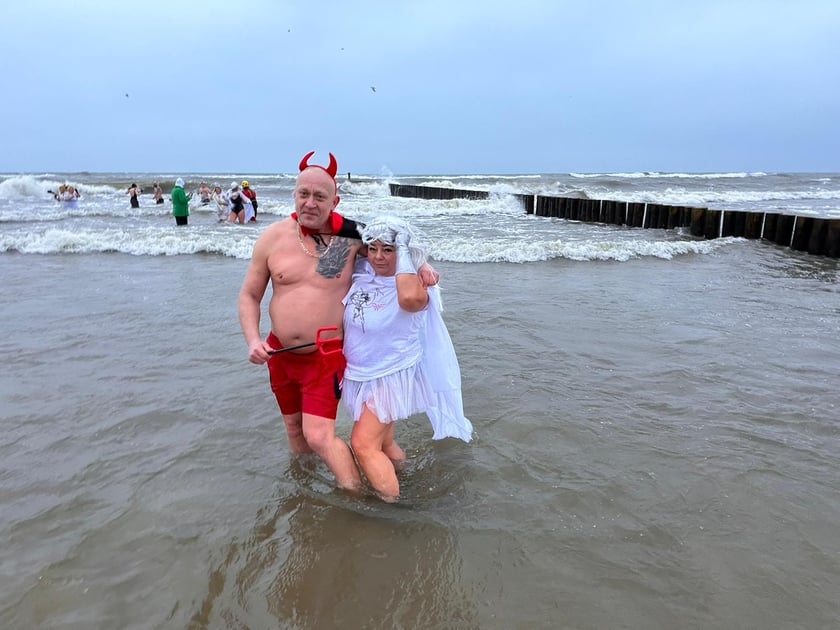 Na zdjęciu widać morsy z Wrocławia w Mielnie