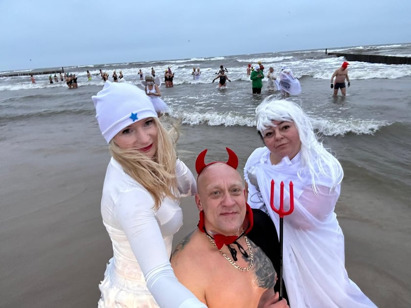 Na zdjęciu widać morsy z Wrocławia w Mielnie