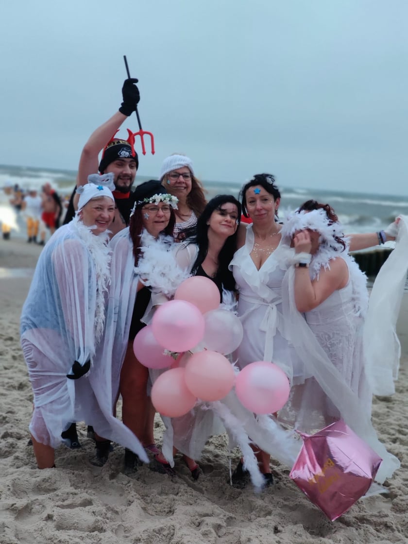 Na zdjęciu widać morsy z Wrocławia w Mielnie