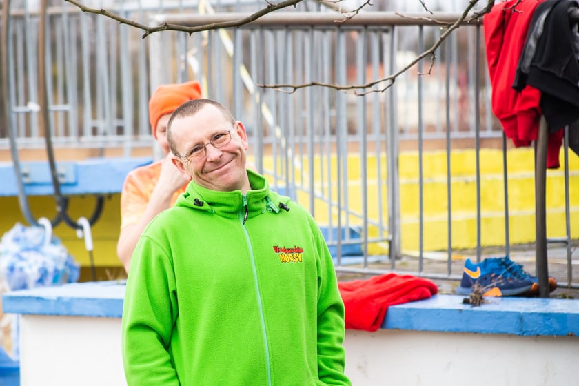 Na zdjęciu wrocławskie morsy podczas karnawałowego morsowania na Morskim Oku