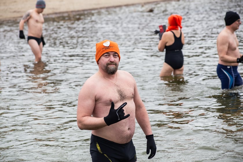 Na zdjęciu wrocławskie morsy podczas karnawałowego morsowania na Morskim Oku