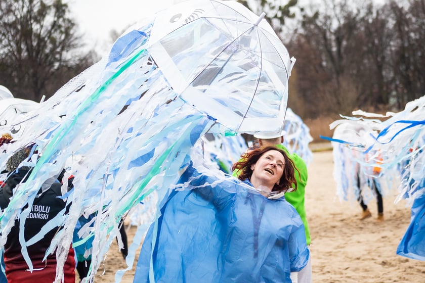 Na zdjęciu wrocławskie morsy podczas karnawałowego morsowania na Morskim Oku