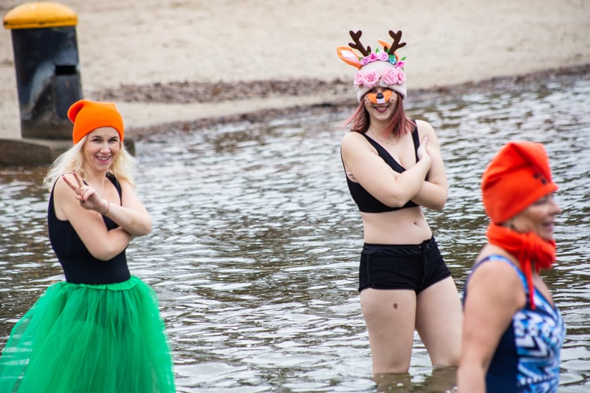 Na zdjęciu wrocławskie morsy podczas karnawałowego morsowania na Morskim Oku