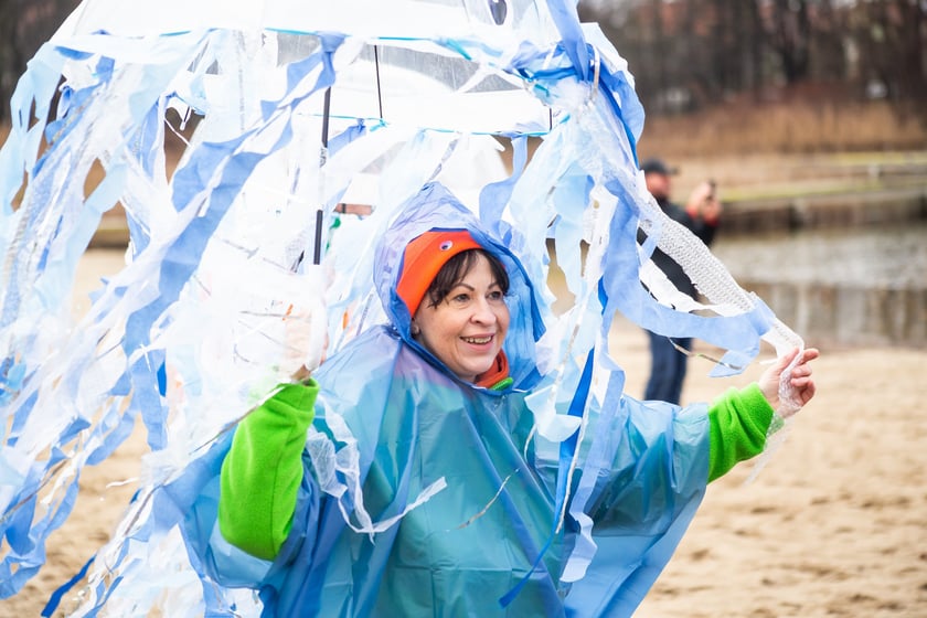 Na zdjęciu wrocławskie morsy podczas karnawałowego morsowania na Morskim Oku