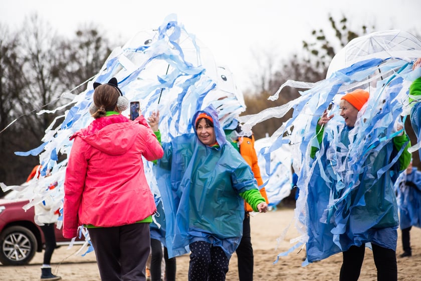 Na zdjęciu wrocławskie morsy podczas karnawałowego morsowania na Morskim Oku