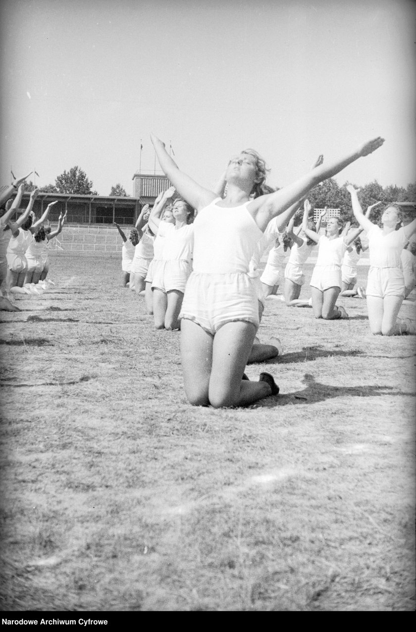 Na zdjęciu widać sportowców na Stadionie Olimpijskim we Wrocławiu. Zdjęcia pochodzą z lat 1945-50