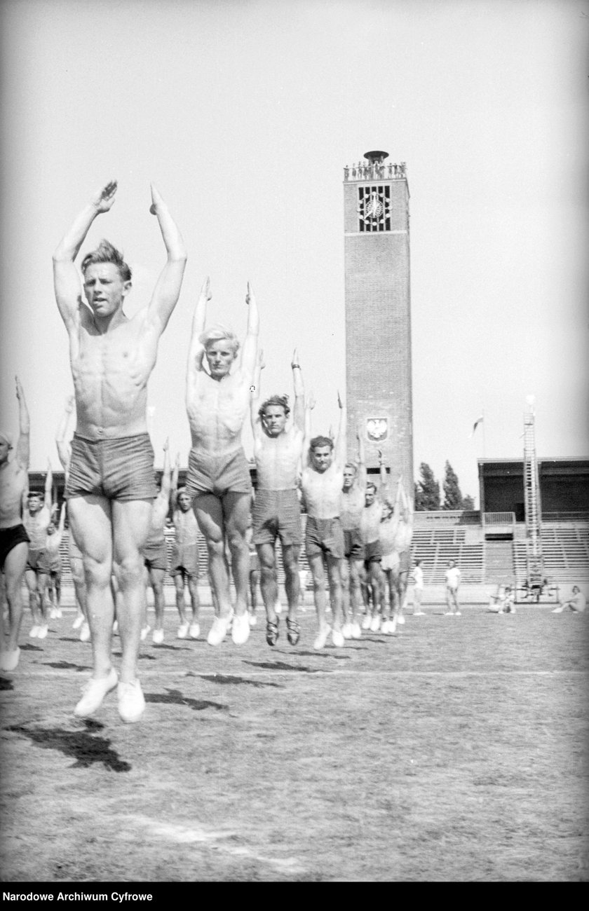 Na zdjęciu widać sportowców na Stadionie Olimpijskim we Wrocławiu. Zdjęcia pochodzą z lat 1945-50