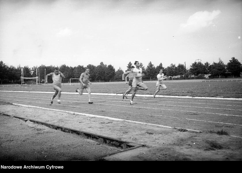 Na zdjęciu widać sportowców na Stadionie Olimpijskim we Wrocławiu. Zdjęcia pochodzą z lat 1945-50