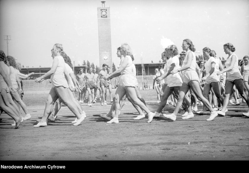 Na zdjęciu widać sportowców na Stadionie Olimpijskim we Wrocławiu. Zdjęcia pochodzą z lat 1945-50