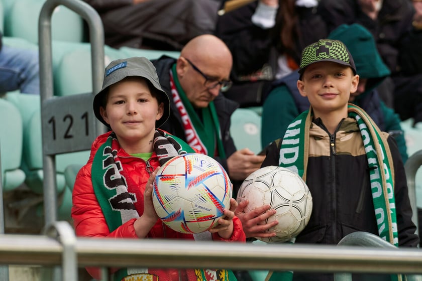 Kibice na trybunach Tarczyński Arena we Wrocławiu, mecz Śląsk Wrocław - Piast Gliwice, 06.04.2023
