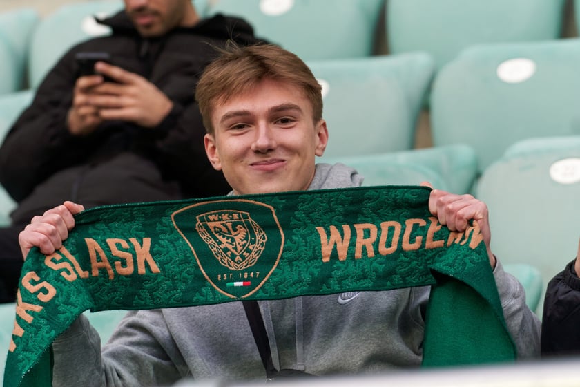 Kibice na trybunach Tarczyński Arena we Wrocławiu, mecz Śląsk Wrocław - Piast Gliwice, 06.04.2023