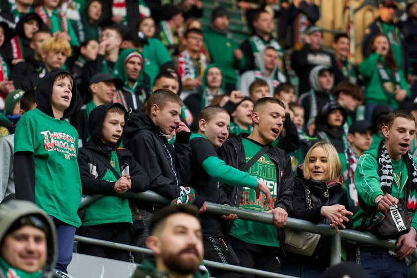 Kibice na trybunach Tarczyński Arena we Wrocławiu, mecz Śląsk Wrocław - Piast Gliwice, 06.04.2023