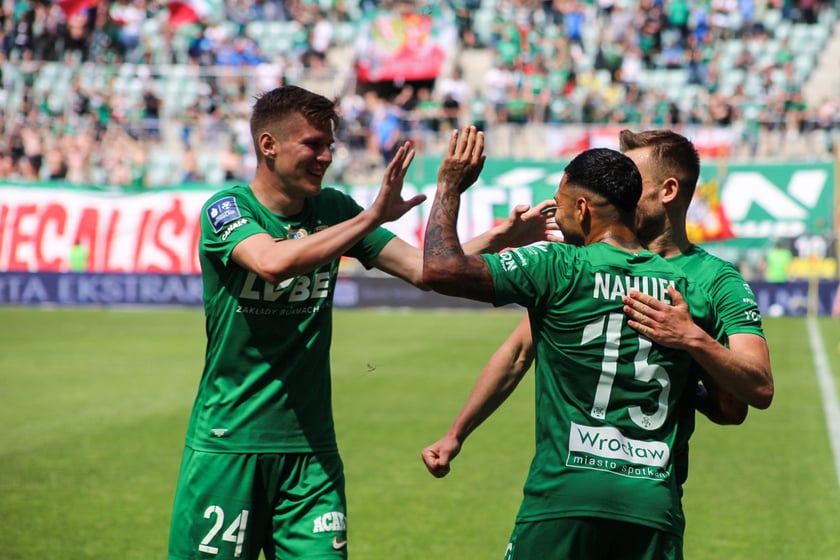 Mecz   Śląsk Wrocław vs. Miedź Legnica. Zawodnicy WKS-u cieszą się ze zdobytej bramki