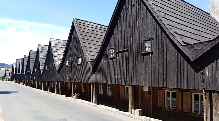 Chełmsko Śląskie to wieś, kt&oacute;ra kiedyś była miastem. To także świetne miejsce na kr&oacute;tką podr&oacute;ż w czasie. 
&ndash; Są tam stojące obok siebie osiemnastowieczne drewniane domki, tzw. &bdquo;Dwunastu Apostoł&oacute;w&rdquo;). Niekt&oacute;re z nich można zwiedzać. W jednym z nich są &nbsp;m.in. krosna i kołowrotki, w innym sklepik z wyrobami z lnu, w jeszcze innym &nbsp;kawiarenka z lokalnymi przysmakami. Niedaleko jest także piękny rynek z kamieniczkami z XVI wieku &ndash; m&oacute;wi przewodniczka. 