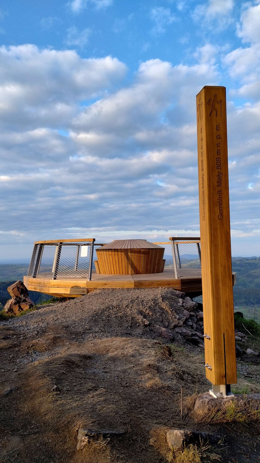 &ndash; To zupełnie nowa atrakcja: taras powstał wiosną tego roku. Można z niego zobaczyć panoramę G&oacute;r Wałbrzyskich i Ślężę.&nbsp; Piękna jest także wiodąca przez łąki trasa, kt&oacute;rą się tam idzie &ndash; m&oacute;wi Monika Bronowicka. 
G&oacute;ry Wałbrzyskie charakteryzują się stromymi zboczami. Przypominają zalesione stożki. 
Niekt&oacute;rzy nazywają je &ndash; zdaniem Moniki na wyrost&nbsp; &ndash; sudeckimi Tatrami. 
&ndash; Pokonywanie tych stromizn jest ciekawym i niezbyt trudnym zadaniem &ndash; m&oacute;wi Monika. &ndash; Poza pięknymi krajobrazami G&oacute;ry Wałbrzyskie przyciągają też kolejnymi nowymi konstrukcjami widokowymi. Dzięki tym inwestycjom kolejne wierzchołki zaczynają być chętniej odwiedzane przez turyst&oacute;w. &nbsp;I dobrze, bo to naprawdę piękne g&oacute;ry.
zdjęcie Wikimmedia Commons na licencji CC-By 4.0 International
