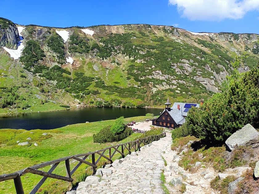 Do Samotni można dość łatwo dotrzeć nawet z małym dzieckiem. Ba! Można dojść tam z Karpacza nawet z bobasem w w&oacute;zku.
&ndash; To chyba najbardziej dostępne miejsce dla rodzic&oacute;w z dziećmi. I bardzo piękne, bo schronisko stoi nad Małym Stawem, kt&oacute;ry, nawiasem m&oacute;wiąc, wcale nie jest taki mały &ndash; m&oacute;wi blogerka. &ndash; Samotnia to także dobry punkt wypadowy do innych miejsc, kt&oacute;re warto odwiedzić z dzieckiem, choćby do Wielkiego Stawu i na Śnieżkę.
[seeAlso id=368684 limit=1 order=id]