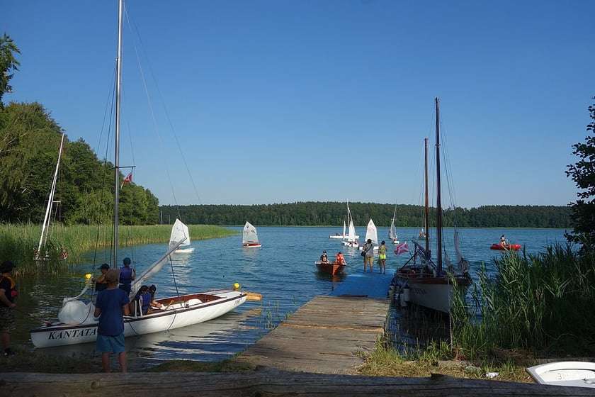 Nurkowie słyszeli o Niesłyszu, że jezioro wyr&oacute;żnia się ukształtowaniem dna. A pozostali? Bodaj podobają im się niewielkie zatoki z plażami i czystość wody.
Pociągi (Inercity plus Polregio) z Wrocławia Gł&oacute;wnego &ndash; z przesiadką w Rzepinie &ndash; przyjeżdżają na stację Mostki po niecałych 5 godzinach.