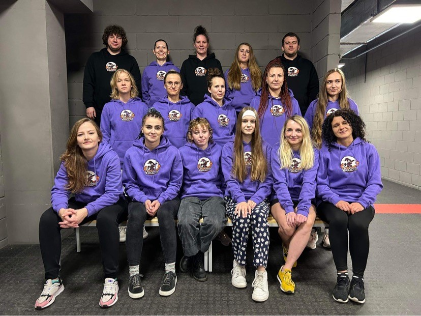 Hokeistki i trenerzy klubu Wiedźmy 71 Wrocław