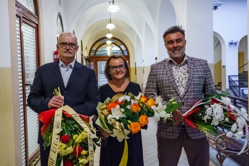 Złożenie kwiatów pod tablicą Petrusewicza przy Teatralnej