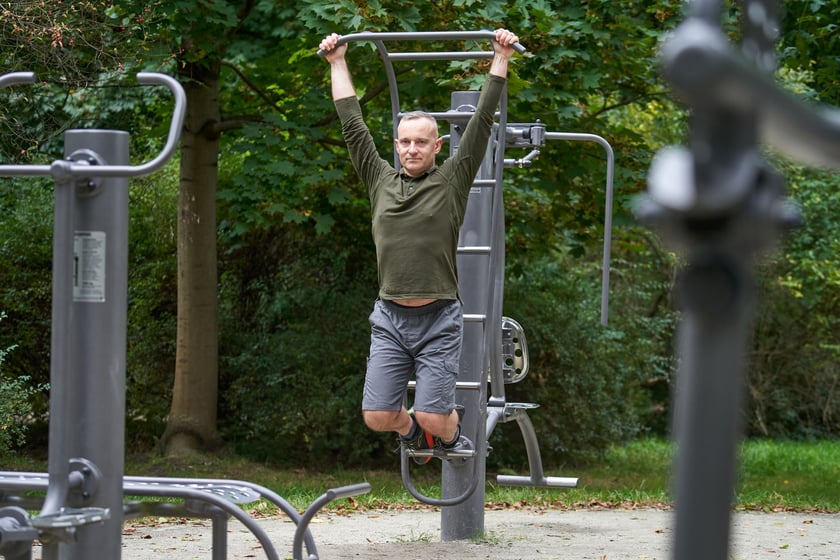 Drabinka świetnie nadaje się do eksperymentowania. Można na niej swobodnie zwisać, podciągać się z wyprostowanymi nogami lub pom&oacute;c sobie, kładąc nogi na drabince&nbsp;