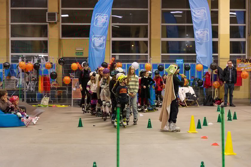 Uczestnicy bawią się podczas Skate Night Wrocław 2023 w Centrum Sportów Ekstremalnych przy ul. Legnickiej 65.