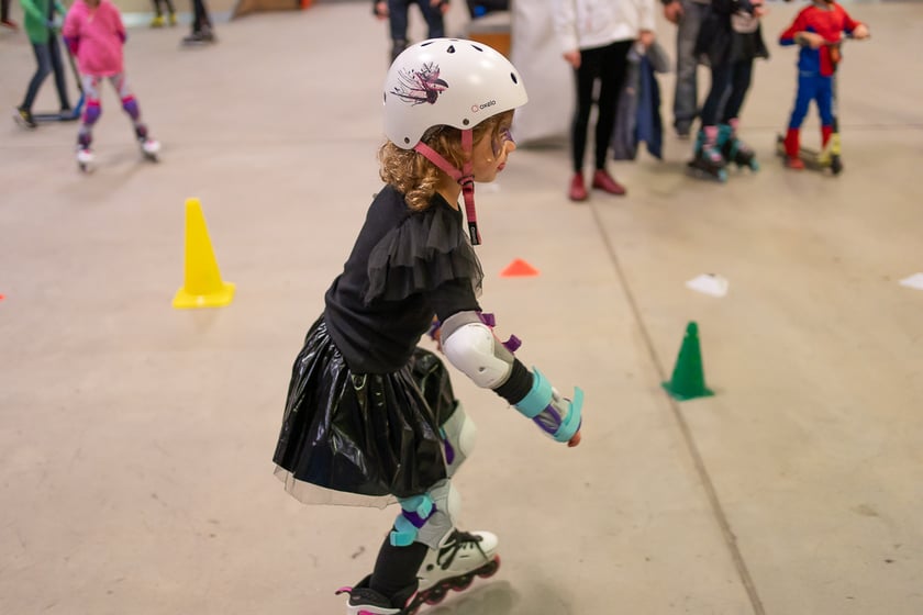 Uczestnicy bawią się podczas Skate Night Wrocław 2023 w Centrum Sportów Ekstremalnych przy ul. Legnickiej 65.