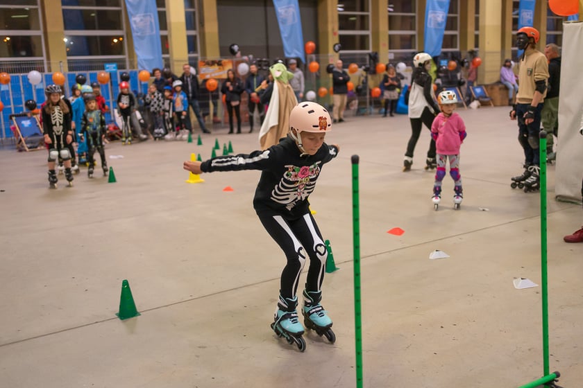 Uczestnicy bawią się podczas Skate Night Wrocław 2023 w Centrum Sportów Ekstremalnych przy ul. Legnickiej 65.