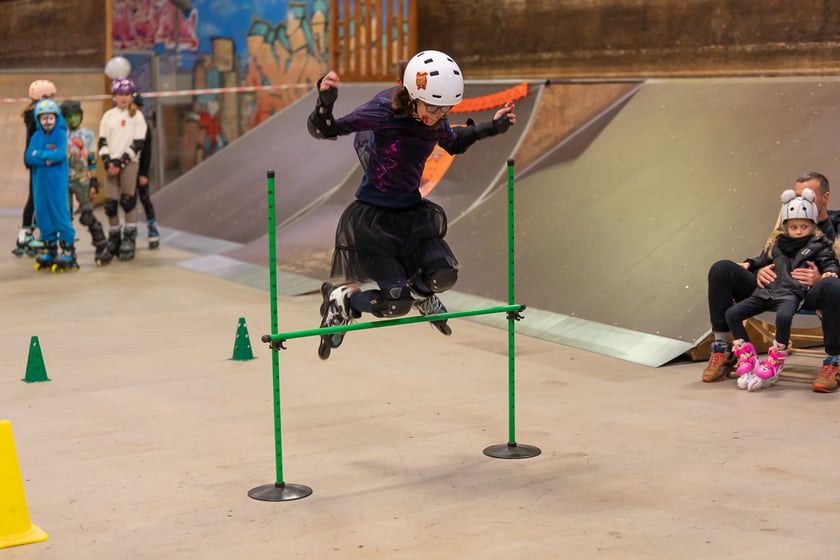Uczestnicy bawią się podczas Skate Night Wrocław 2023 w Centrum Sportów Ekstremalnych przy ul. Legnickiej 65.