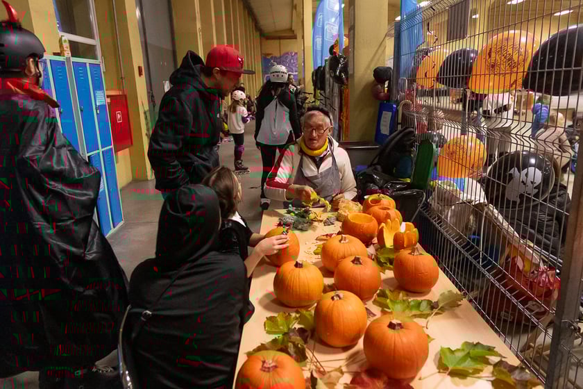 Uczestnicy bawią się podczas Skate Night Wrocław 2023 w Centrum Sportów Ekstremalnych przy ul. Legnickiej 65.