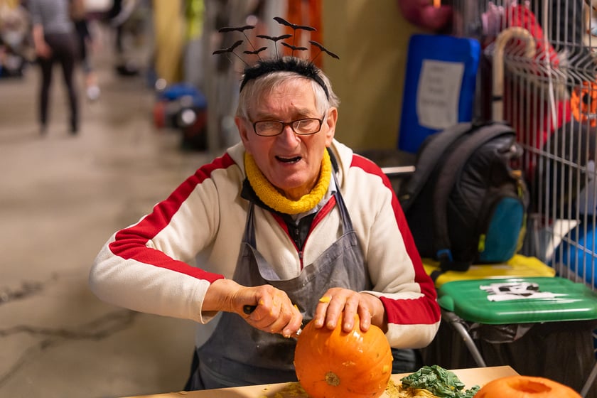 Uczestnicy bawią się podczas Skate Night Wrocław 2023 w Centrum Sportów Ekstremalnych przy ul. Legnickiej 65.