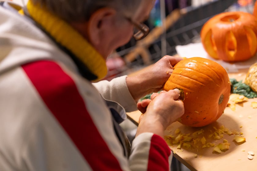 Uczestnicy bawią się podczas Skate Night Wrocław 2023 w Centrum Sportów Ekstremalnych przy ul. Legnickiej 65.
