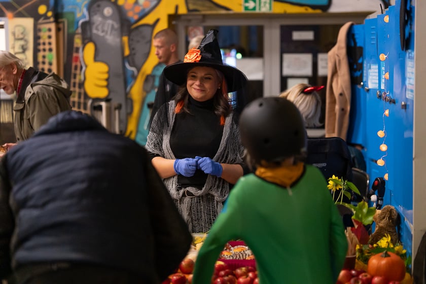 Uczestnicy bawią się podczas Skate Night Wrocław 2023 w Centrum Sportów Ekstremalnych przy ul. Legnickiej 65.