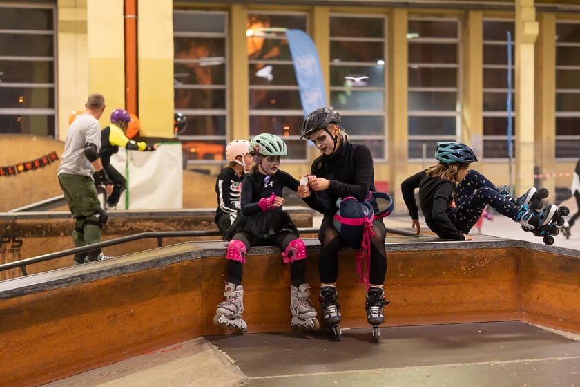 Uczestnicy bawią się podczas Skate Night Wrocław 2023 w Centrum Sportów Ekstremalnych przy ul. Legnickiej 65.