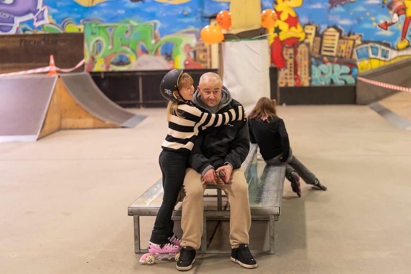 Uczestnicy bawią się podczas Skate Night Wrocław 2023 w Centrum Sportów Ekstremalnych przy ul. Legnickiej 65.