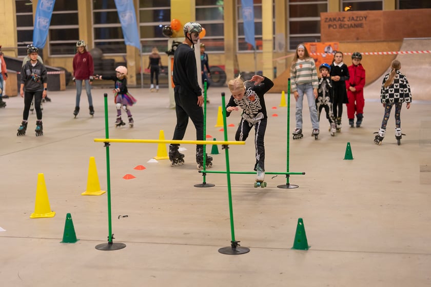 Uczestnicy bawią się podczas Skate Night Wrocław 2023 w Centrum Sportów Ekstremalnych przy ul. Legnickiej 65.