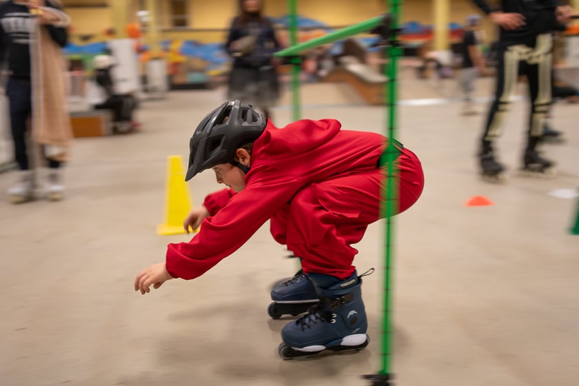 Uczestnicy bawią się podczas Skate Night Wrocław 2023 w Centrum Sportów Ekstremalnych przy ul. Legnickiej 65.