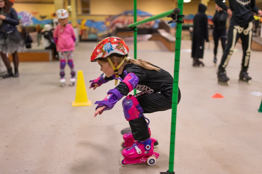 Uczestnicy bawią się podczas Skate Night Wrocław 2023 w Centrum Sportów Ekstremalnych przy ul. Legnickiej 65.