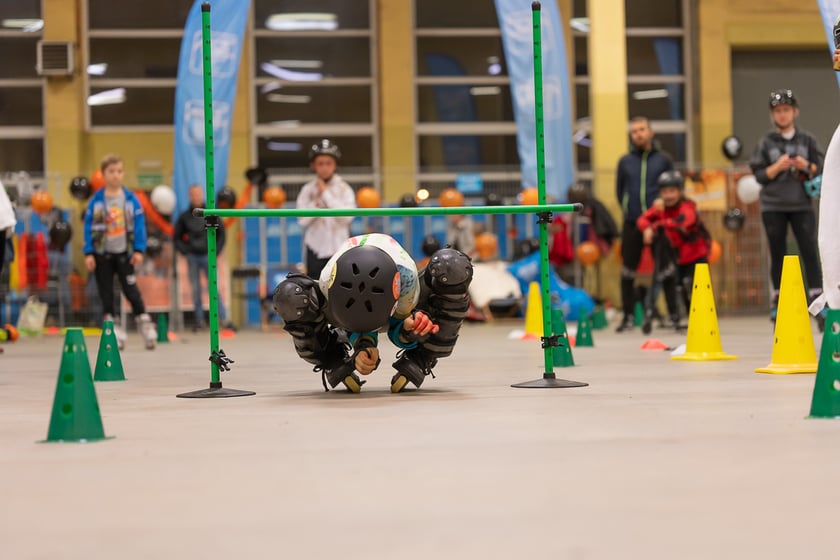 Uczestnicy bawią się podczas Skate Night Wrocław 2023 w Centrum Sportów Ekstremalnych przy ul. Legnickiej 65.