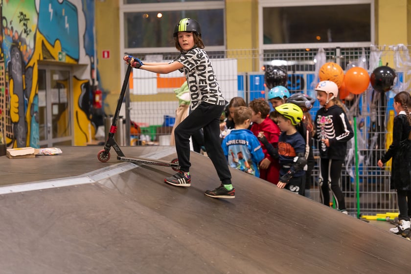 Uczestnicy bawią się podczas Skate Night Wrocław 2023 w Centrum Sportów Ekstremalnych przy ul. Legnickiej 65.