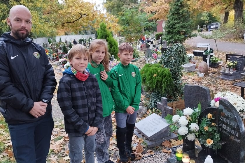 Piłkarze i piłkarki przy grobach zasłużonych dla Śląska