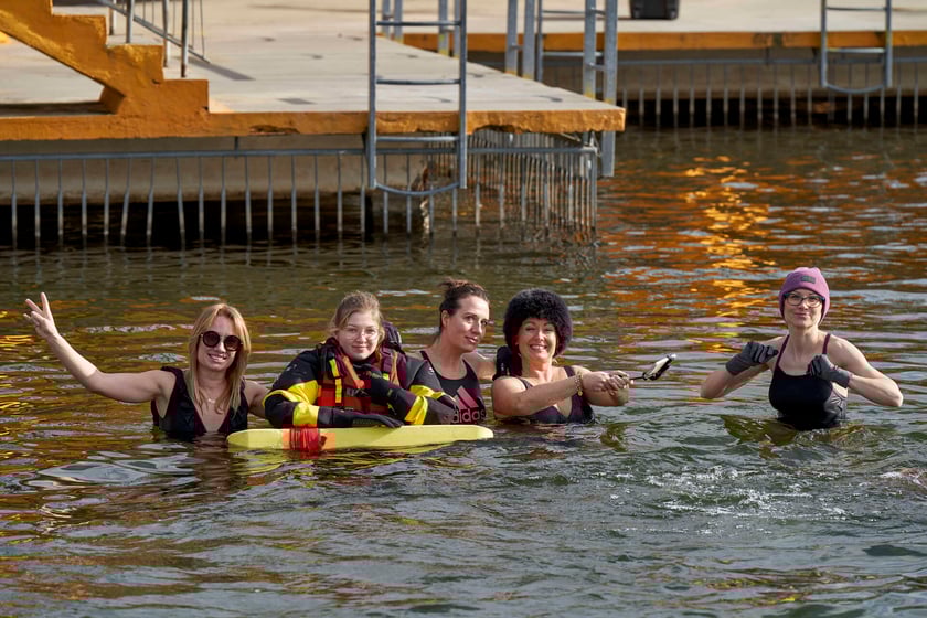 Walentynkowa kąpiel wrocławskich morsów