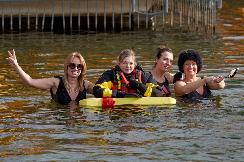 Walentynkowa kąpiel wrocławskich morsów