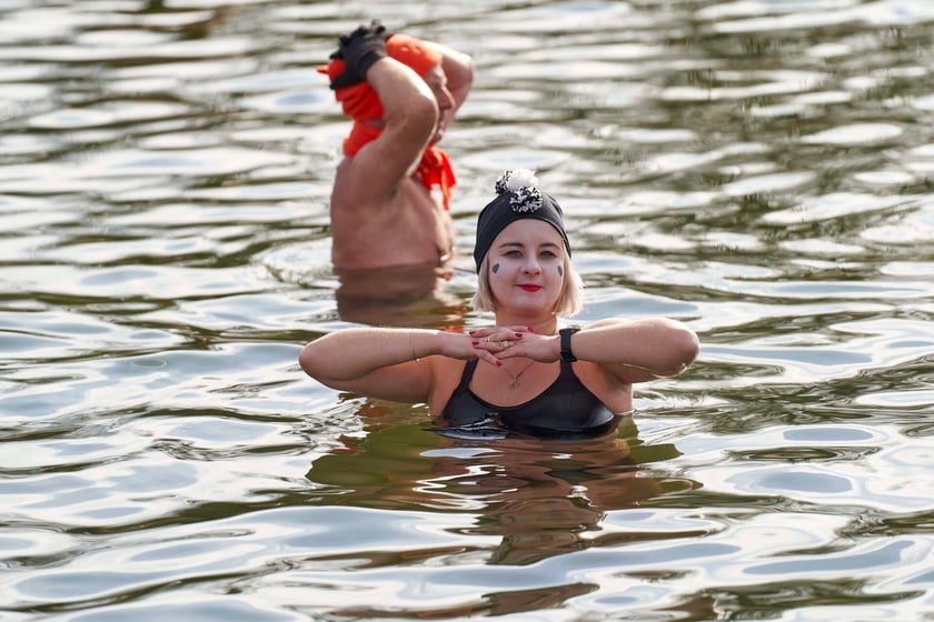 Walentynkowa kąpiel wrocławskich morsów
