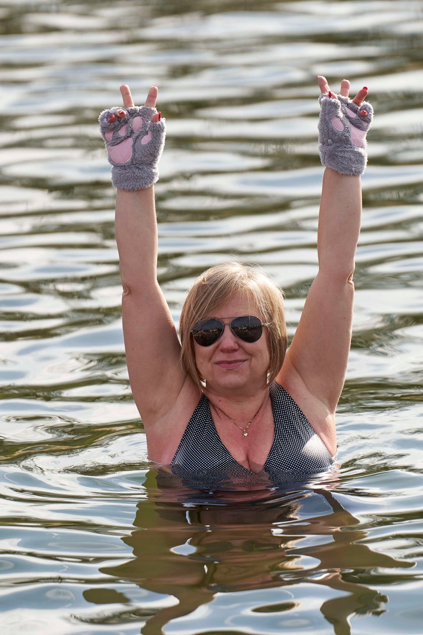 Walentynkowa kąpiel wrocławskich morsów