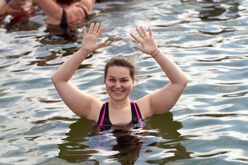 Walentynkowa kąpiel wrocławskich morsów