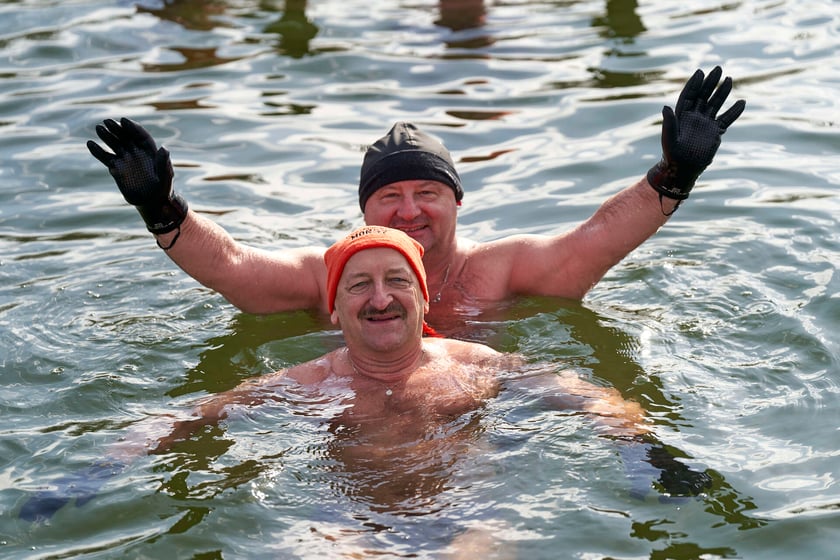 Walentynkowa kąpiel wrocławskich morsów