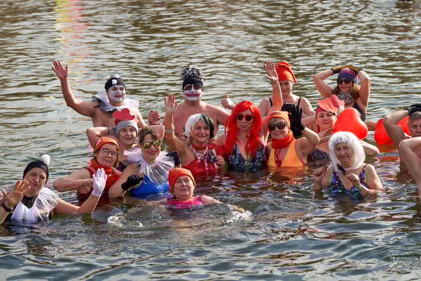 Walentynkowa kąpiel wrocławskich morsów