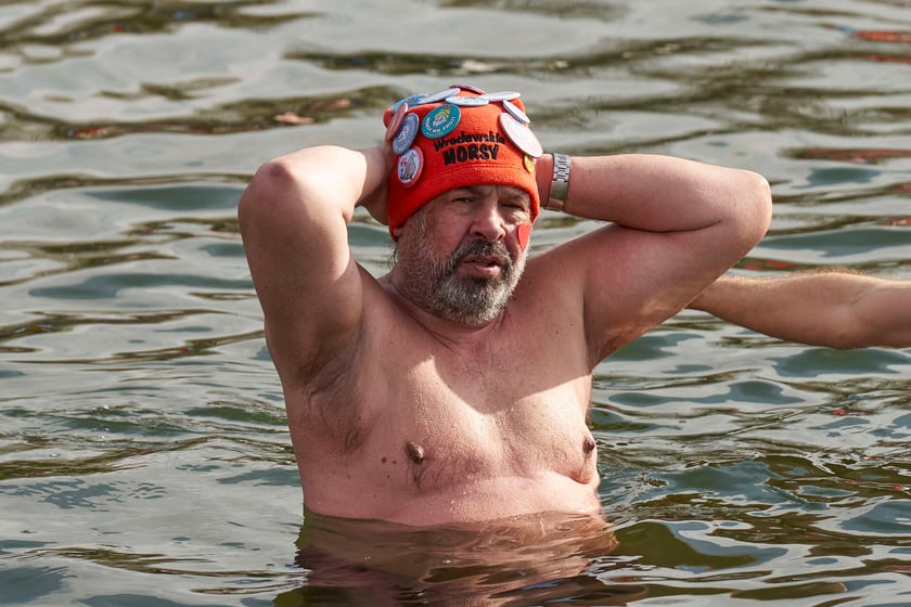 Walentynkowa kąpiel wrocławskich morsów