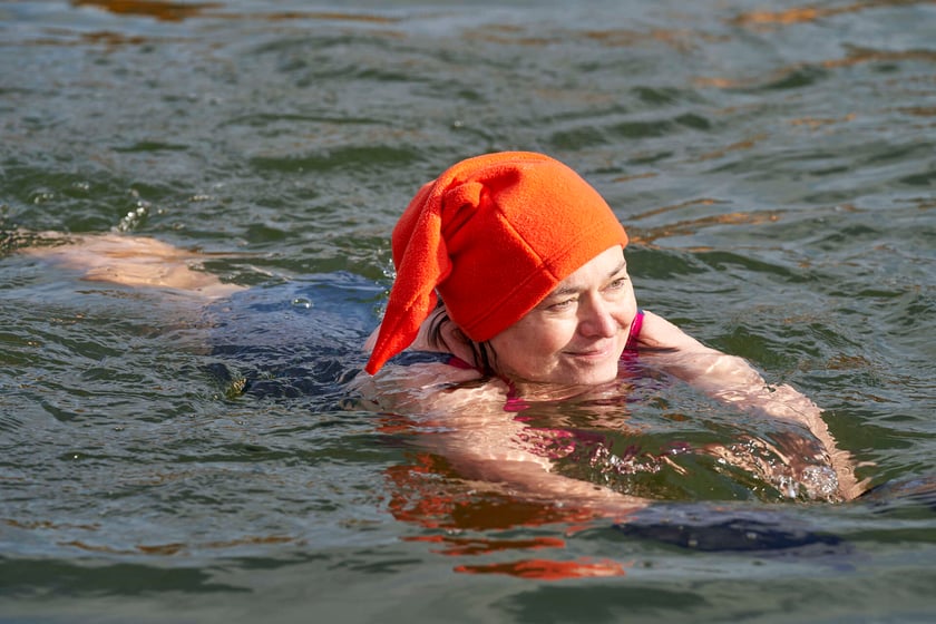 Walentynkowa kąpiel wrocławskich morsów